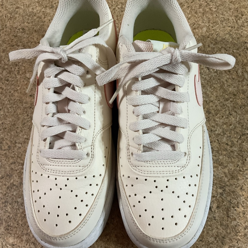 Nike shoes. Excellent condition. Size 7.5
